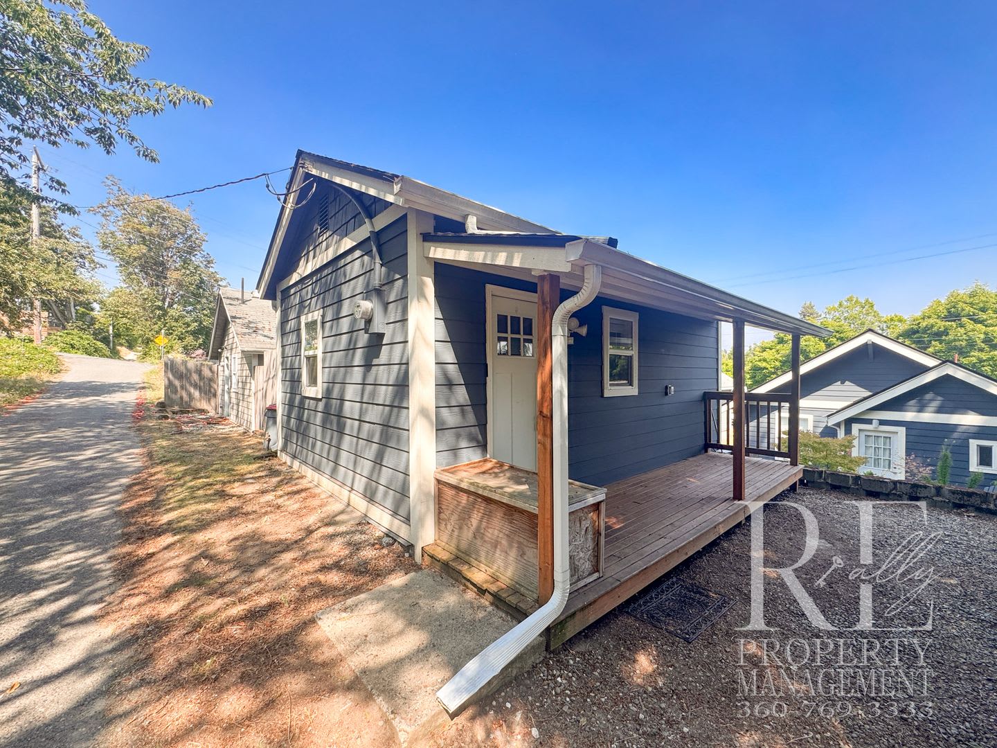 Modern Studio with Full-Size Kitchen Appliances, Covered Porch & Smart Storage – photo 1