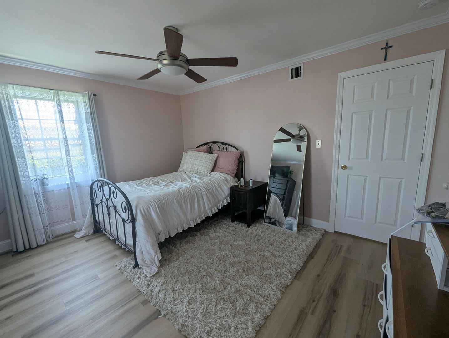 Renovated 1-Bedroom Apartment with Water Views, Private Entrance & Utilities Included – photo 2