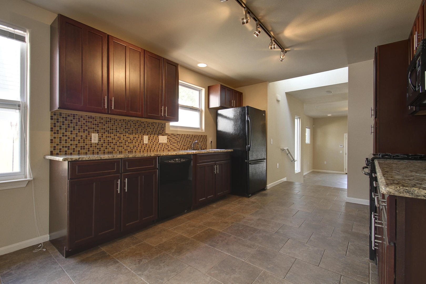 Ut Pre Lease 2009 Remodeled 6 Bed 3 Bath Wood Stained Concrete Floors Custom High End Kitchen And Bathrooms Just North Of Ut – photo 4