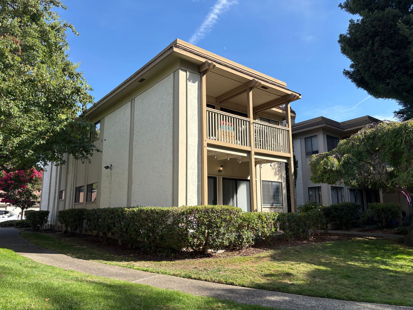 Updated 3 BR Condo at The Enclave in Redwood Oaks – photo 1