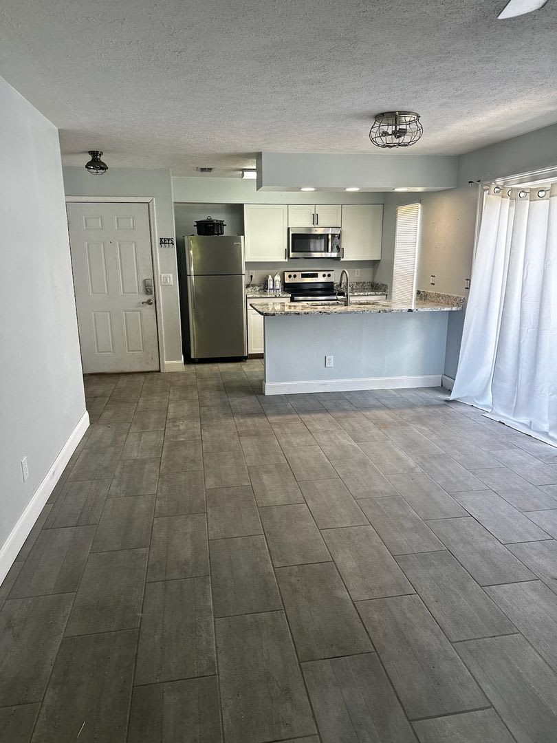 Cozy Convenient 2 Bedroom 1 Bath Duplex With Large Yard Deck – photo 3
