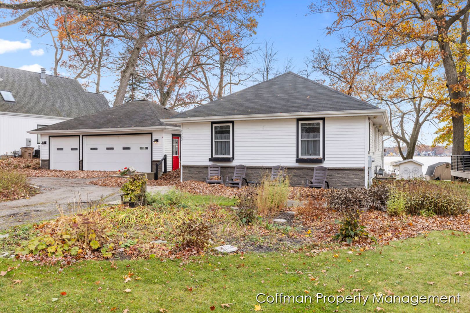 3 bed, 2.5 bath Located on Bostwick Lake – photo 2