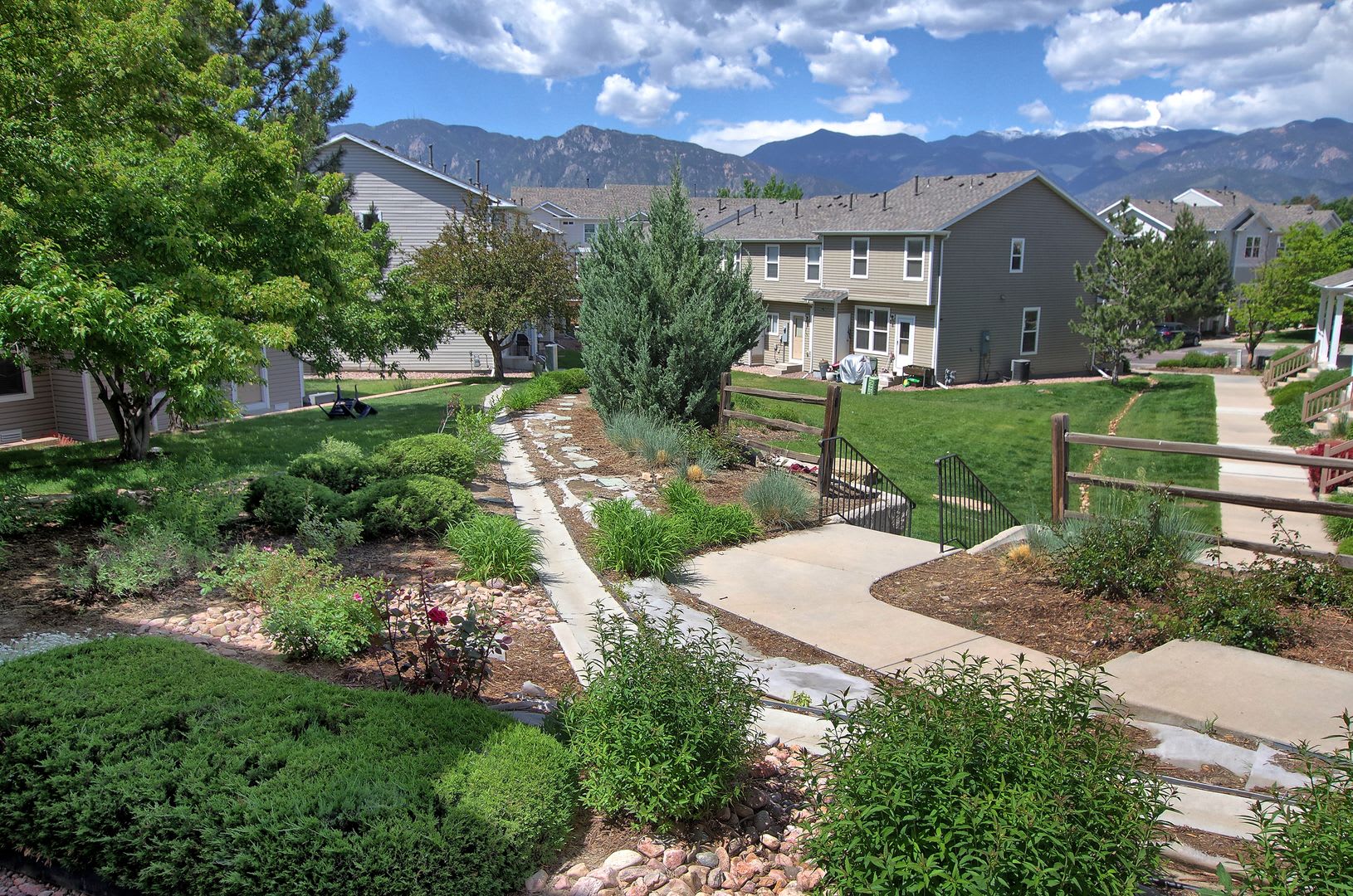 Beautiful 2 Bedroom Townhome with Mountain Views in The Bluffs at Springs Creek! – photo 2