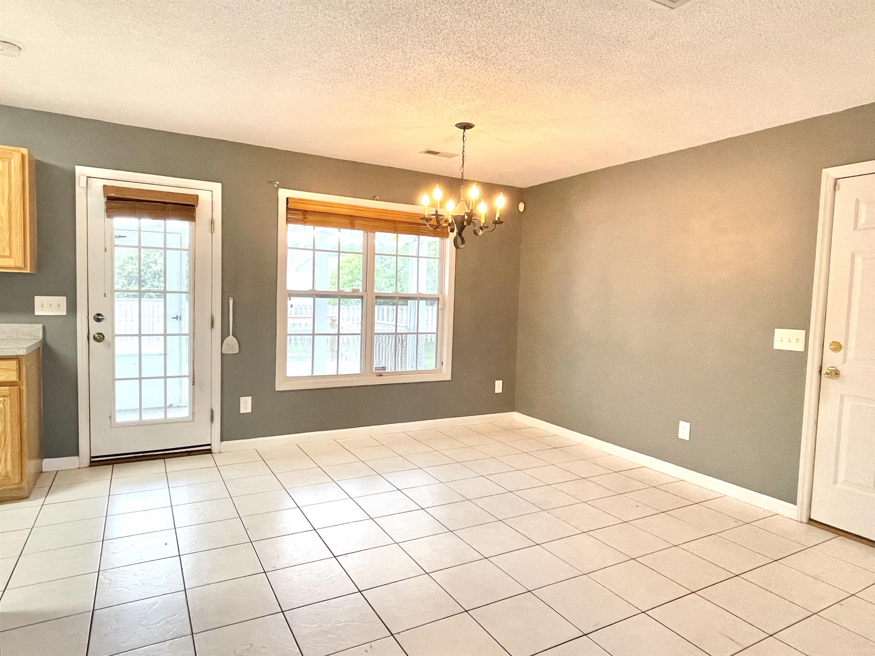 82 Essex Court West – photo 4