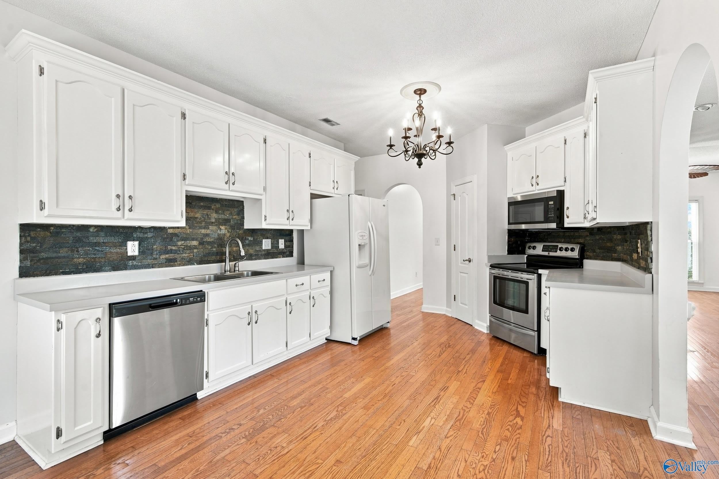 146 Leathertree Lane – photo 3