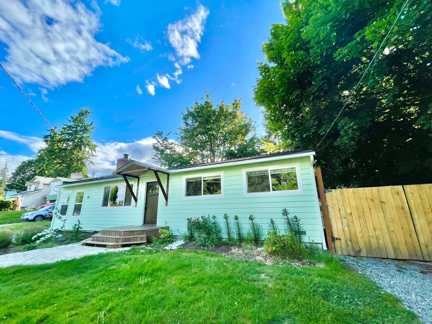 Beautifully 3-Bedroom Home with Large Covered Deck in Lynnwood – photo 2
