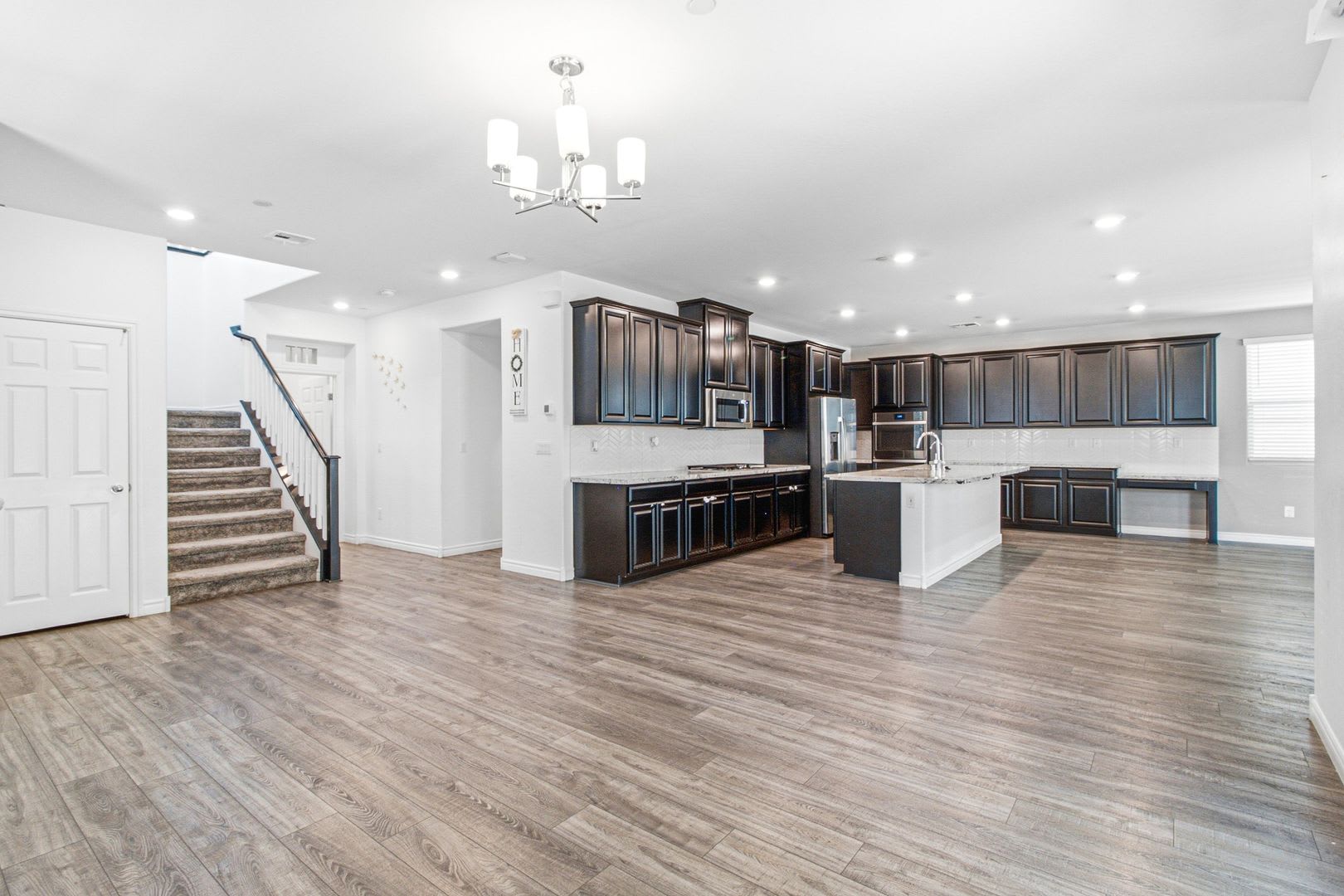 4-Bedroom Two-Story Home with Mountain Views & Resort-Style Amenities – photo 5