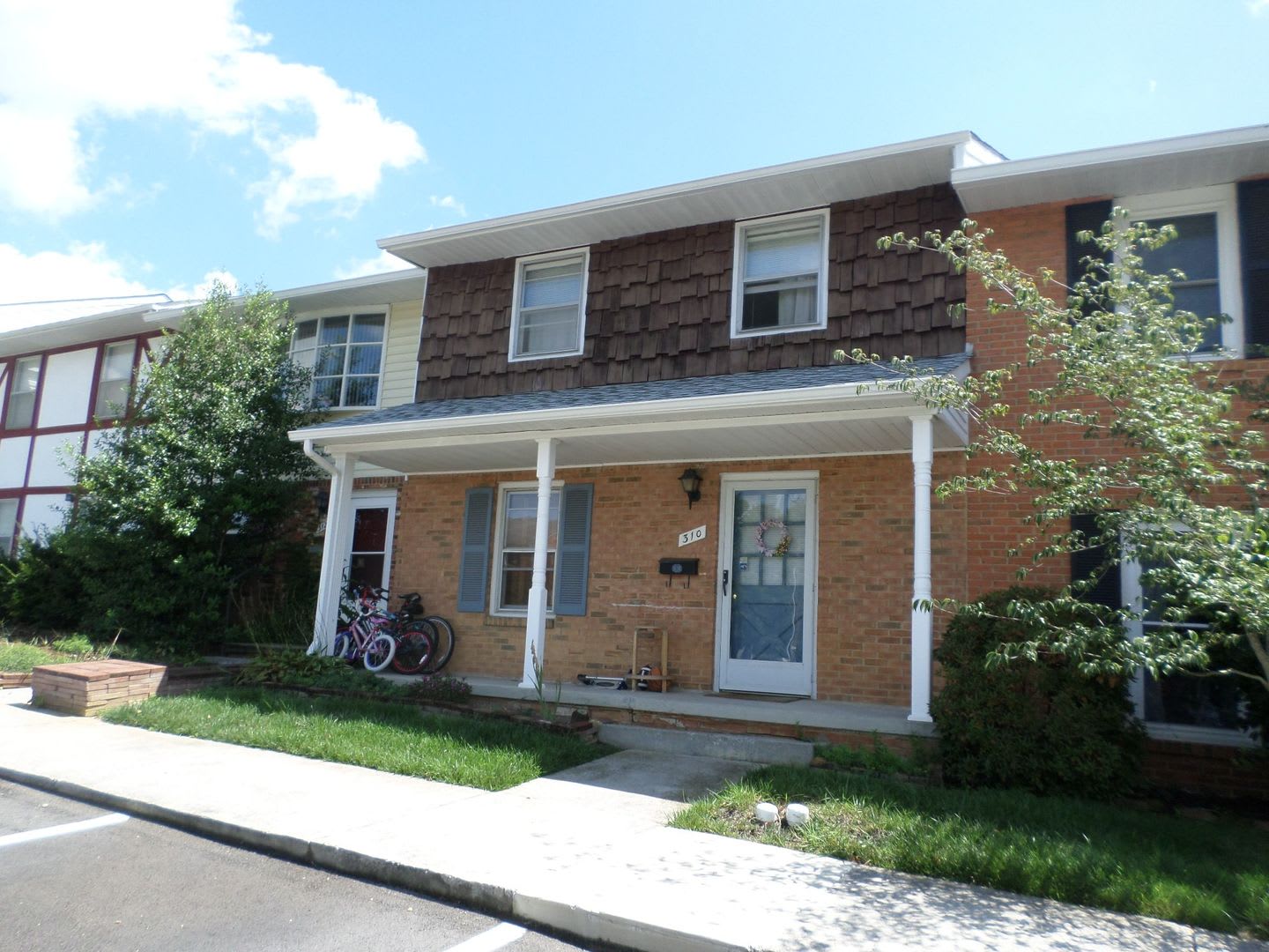3 Bedroom 1 Full And 2 Half Bath Townhouse – photo 3