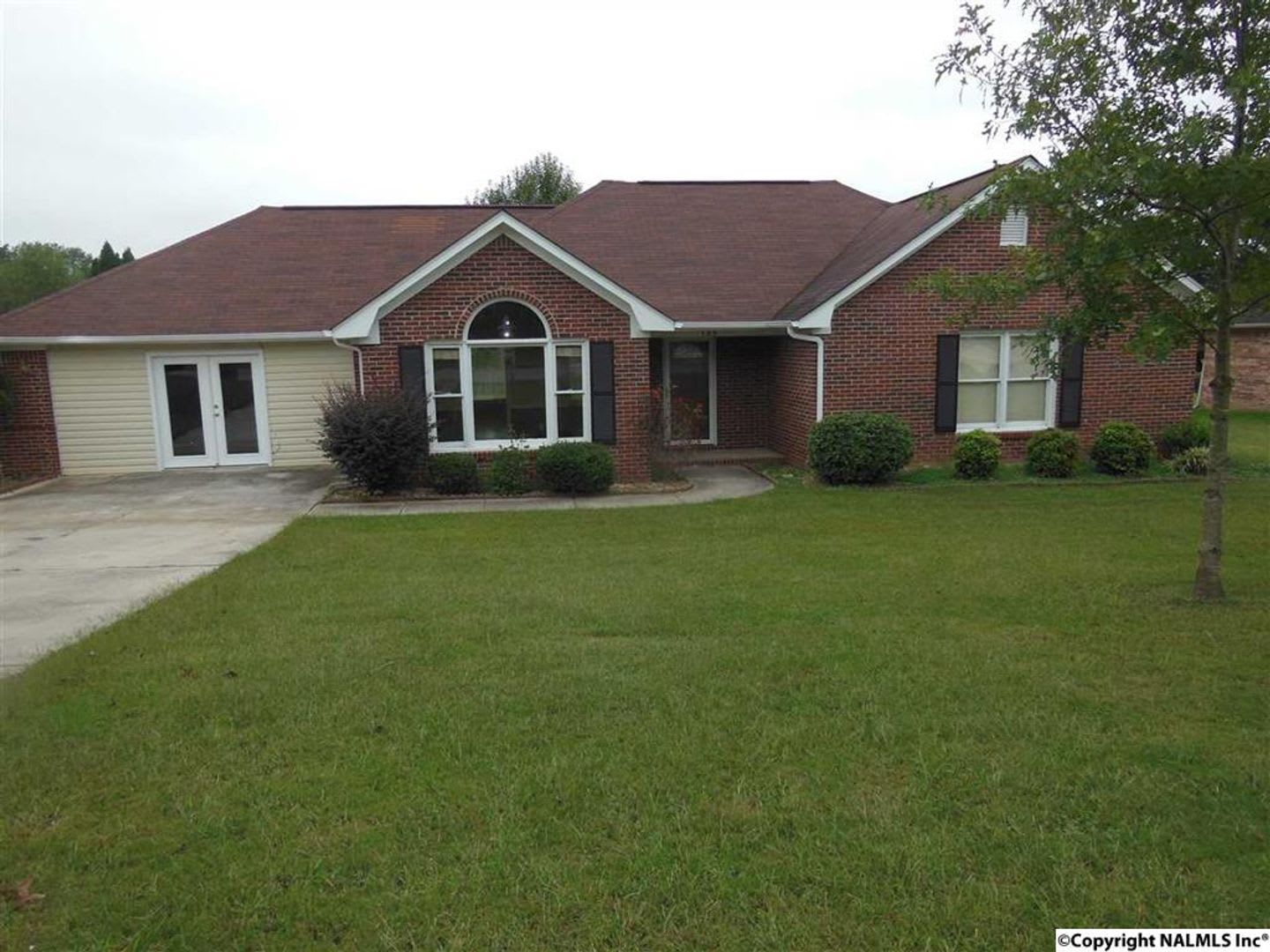 CHARMING 3-BEDROOM GEM WITH VAULTED CEILINGS & FENCED YARD! $1750 – photo 1