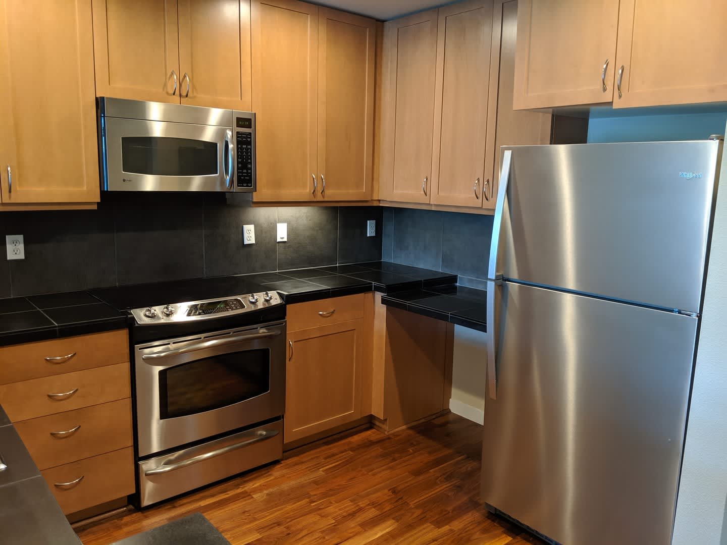 Beautiful 1 Bed 1 Bath Condo in Downtown Redmond – photo 4