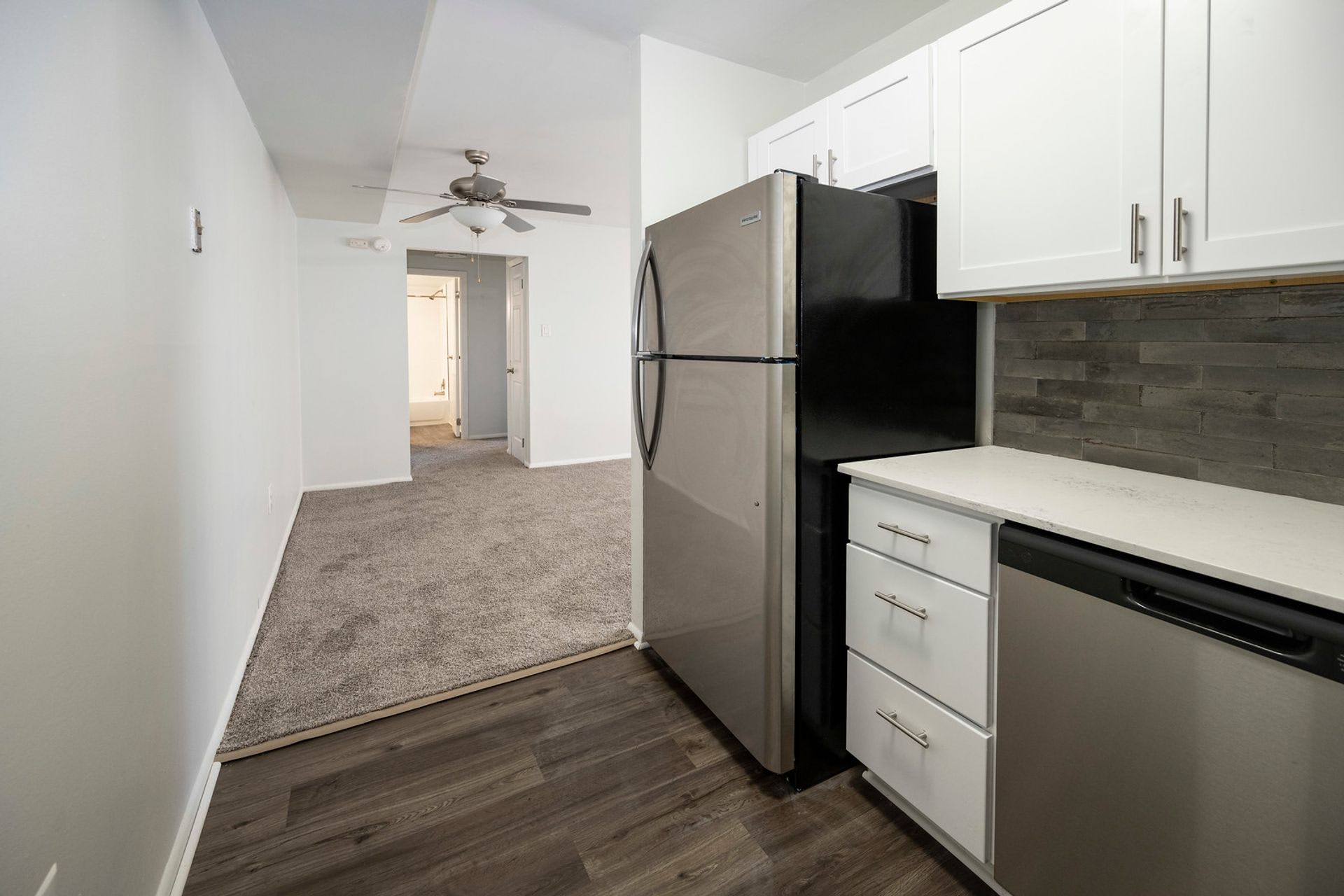 Charming 4Br 2Ba Rowhouse With Hardwood Style Flooring Throughout – photo 4