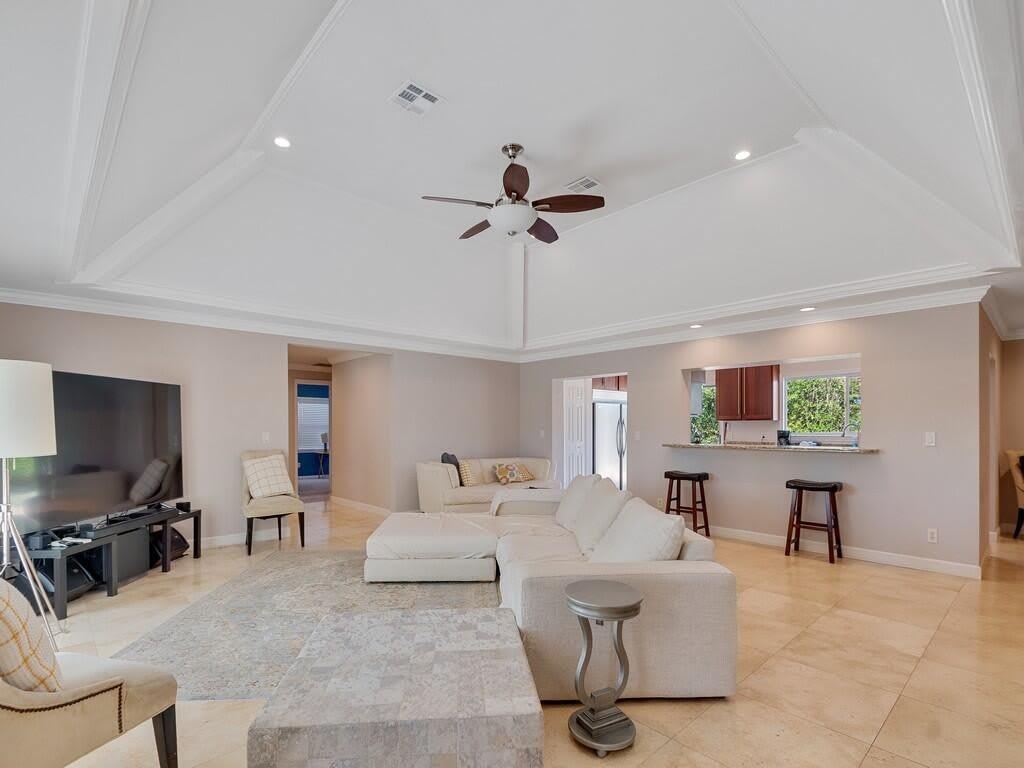 527 E Causeway Boulevard – photo 2