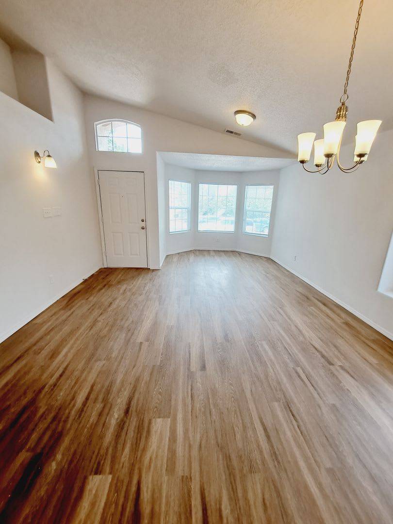 3 Bed 2 Bath Home In Huning Ranch Great Yard – photo 3