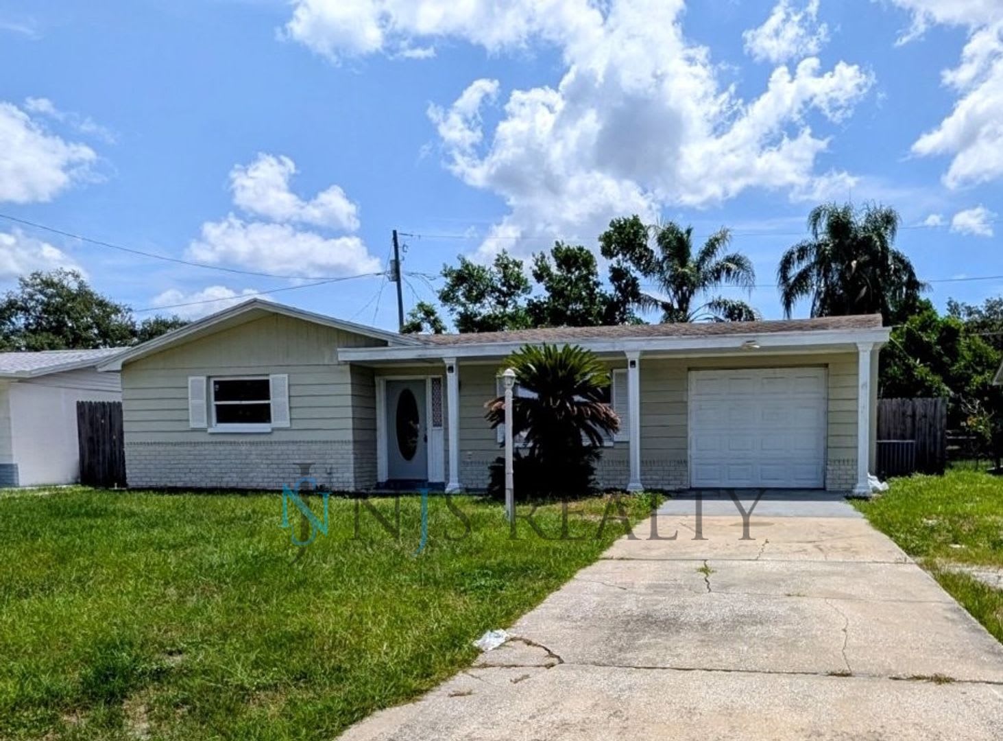 Just Reduced Newly Renovated 3 1 1 New Flooring New Paint Updated Kitchen Bath Fenced Yard A Must See – photo 2