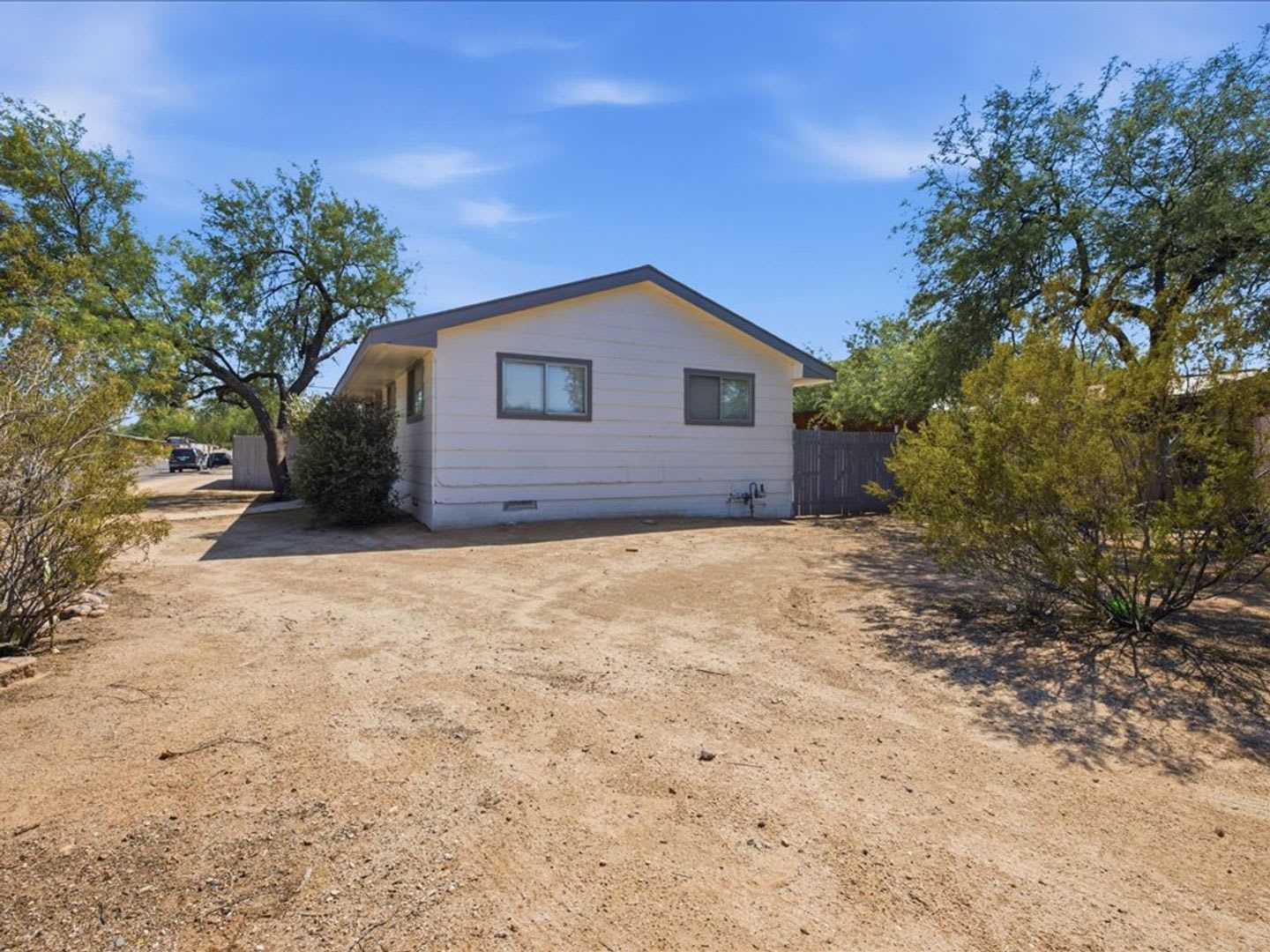 Charming 2 Bedroom Home With Spacious Yard Modern Features – photo 3