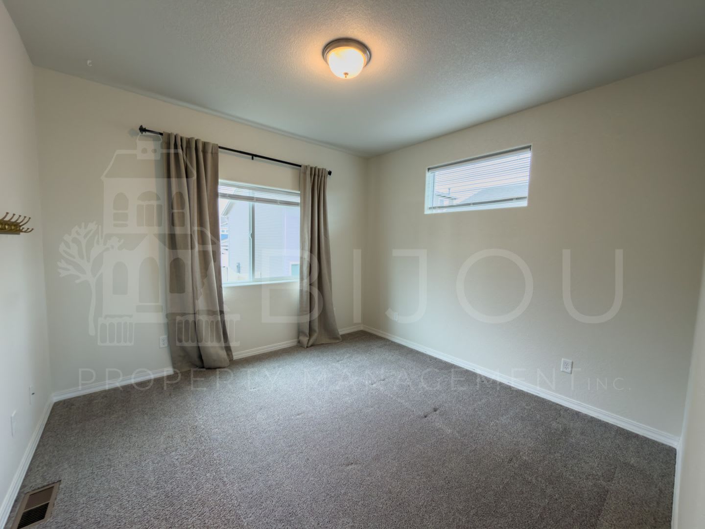 Perfectly Located Off Fountain And Academy – photo 3