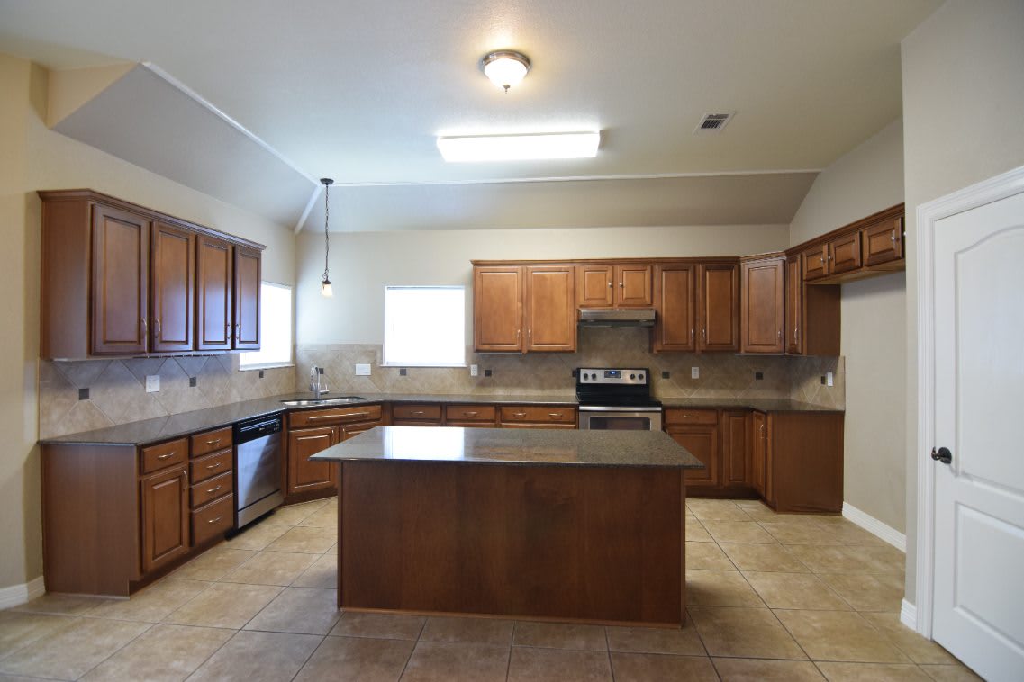1013 Canyon Ridge Dr – photo 4