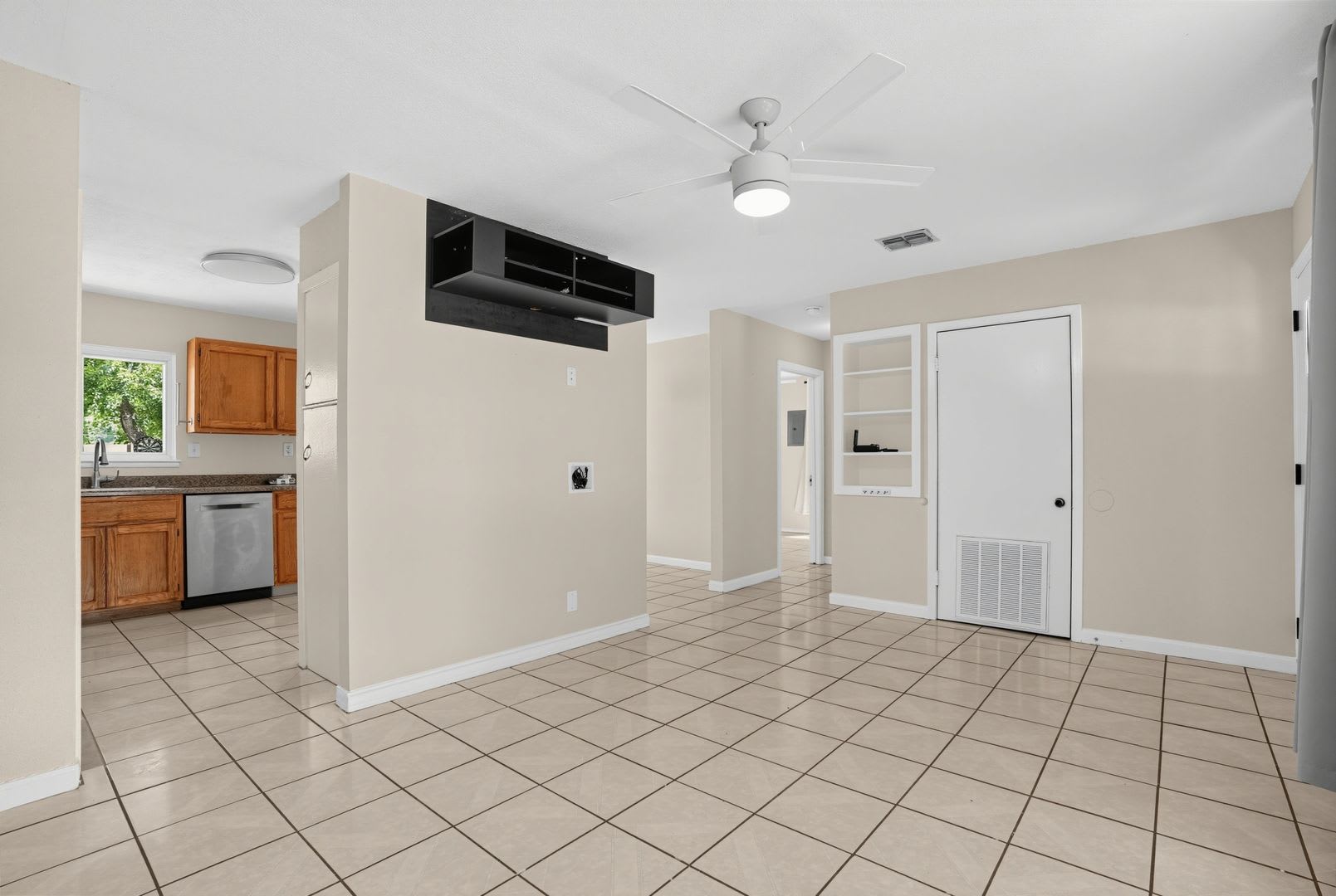 Charming Single-Story Home with Large Private Yard & Covered Patio – photo 5