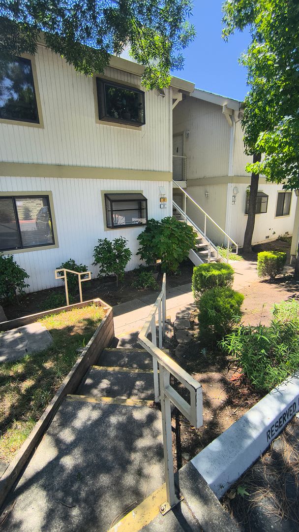 FIRST MONTH RENT HALF OFF!!! 1BED/1BATH Condo Located in a Quiet Area of Downtown Concord, Ca!! – photo 4
