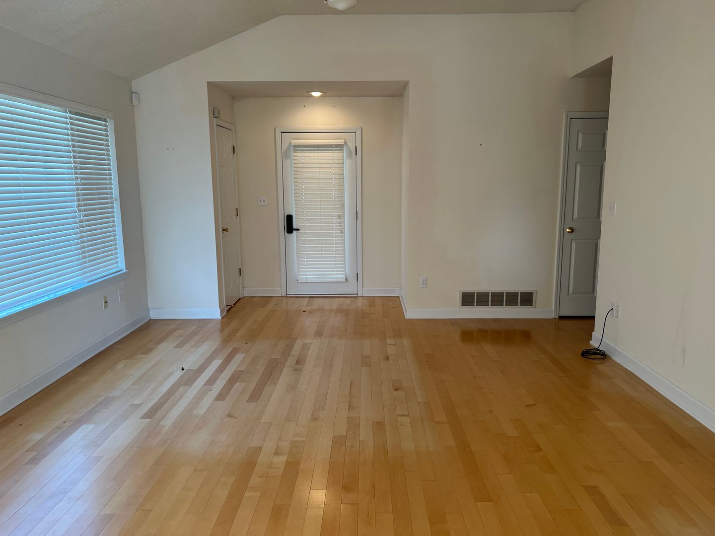 Super Nice 3bed, 2bath house with 2 car garage in Central Location – photo 5