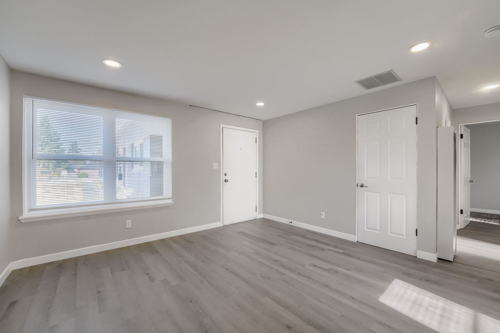 Charming 2bed/1bath Apartments in Lakewood! – photo 4