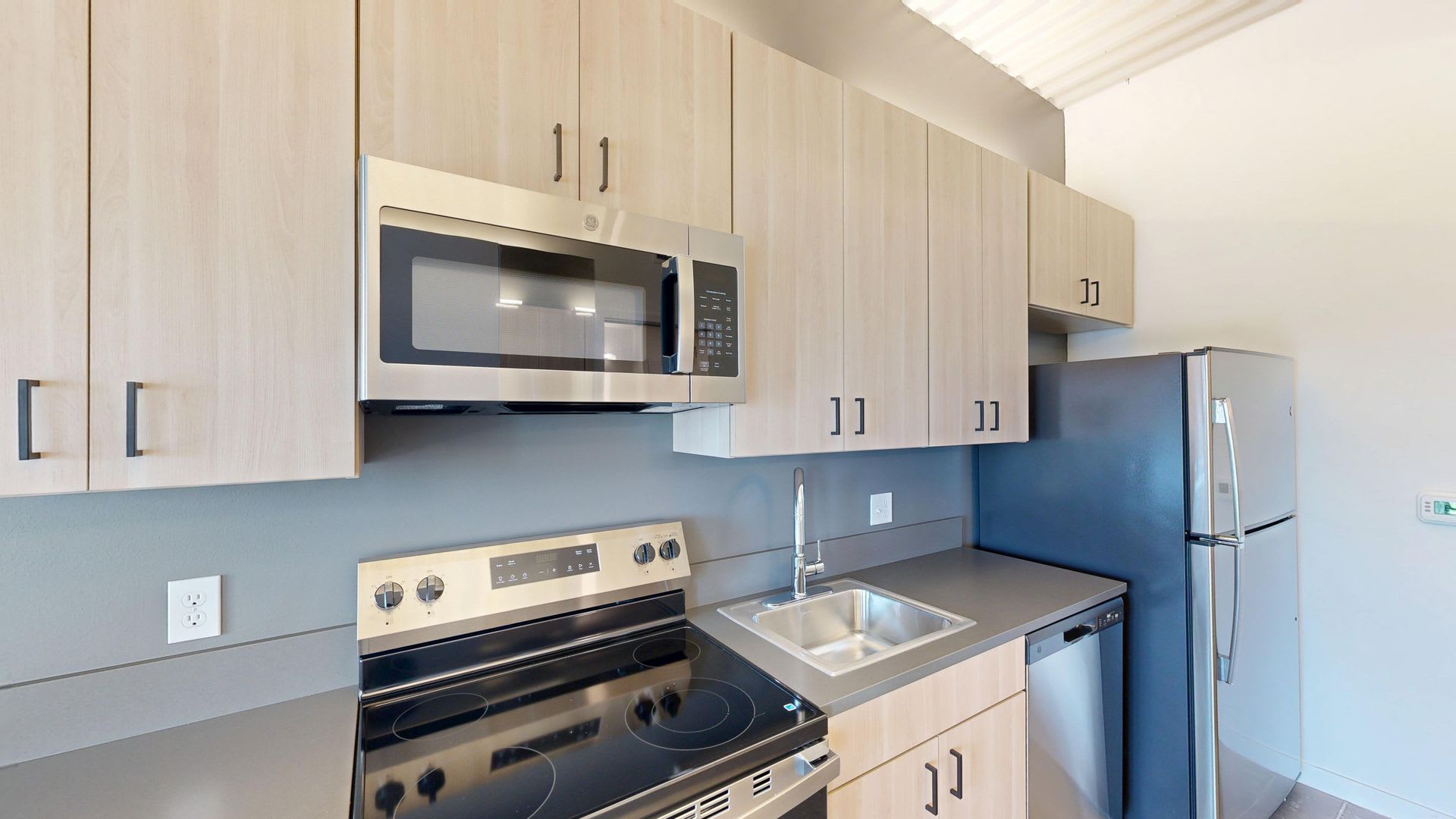 418 E Grand Ave – photo 5