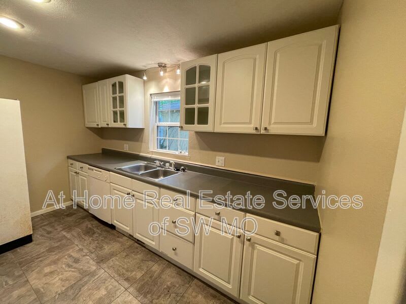 1440 E Mcdaniel – photo 4