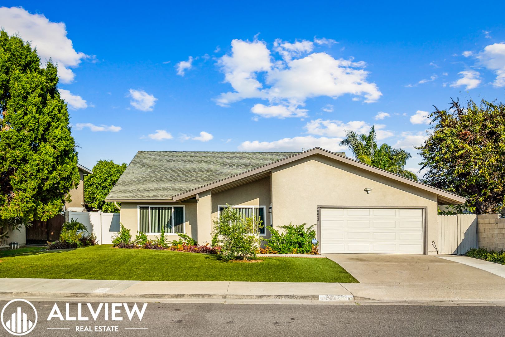 Welcome To This Stunning 5 Bedroom 4 Bathroom Home Located In The Desirable Huntington Beach Neighborhood – photo 1
