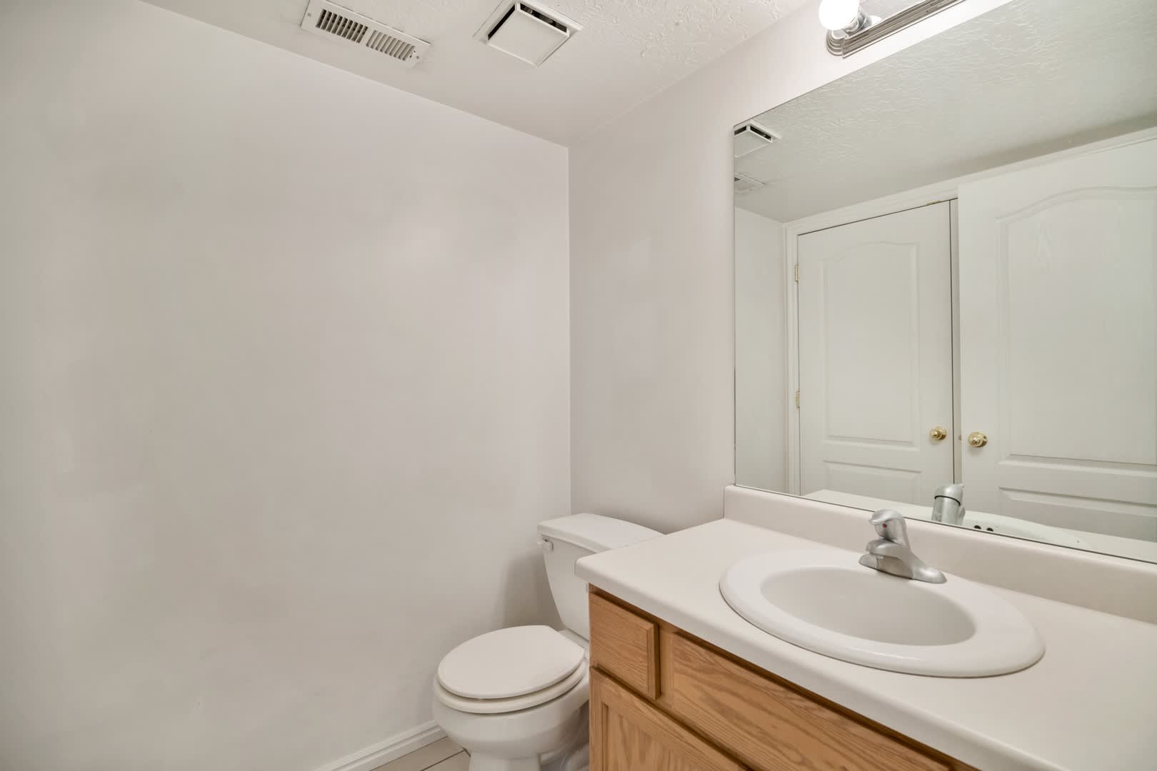 Beautiful Pet Friendly 3 bed/2.5 bath Townhome in Layton! Available NOW! – photo 3