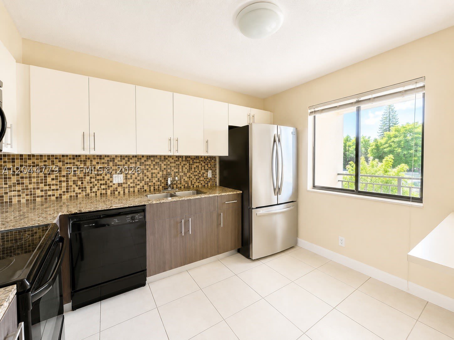405 LAKEVIEW DR – photo 2