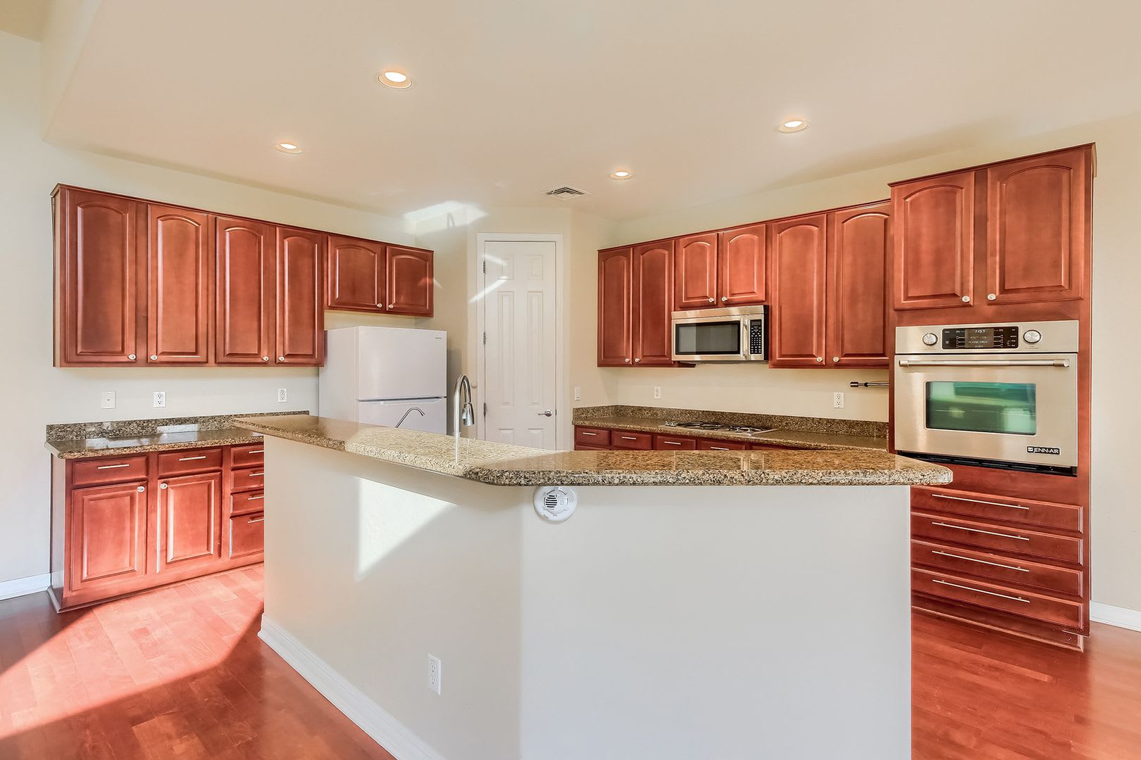 4 bedroom, 2.5 bath house with pool and putting green – photo 4