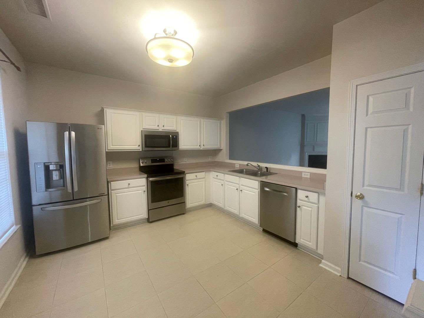 Beautiful 3-Bedroom Townhome in Beverly Crest – photo 4