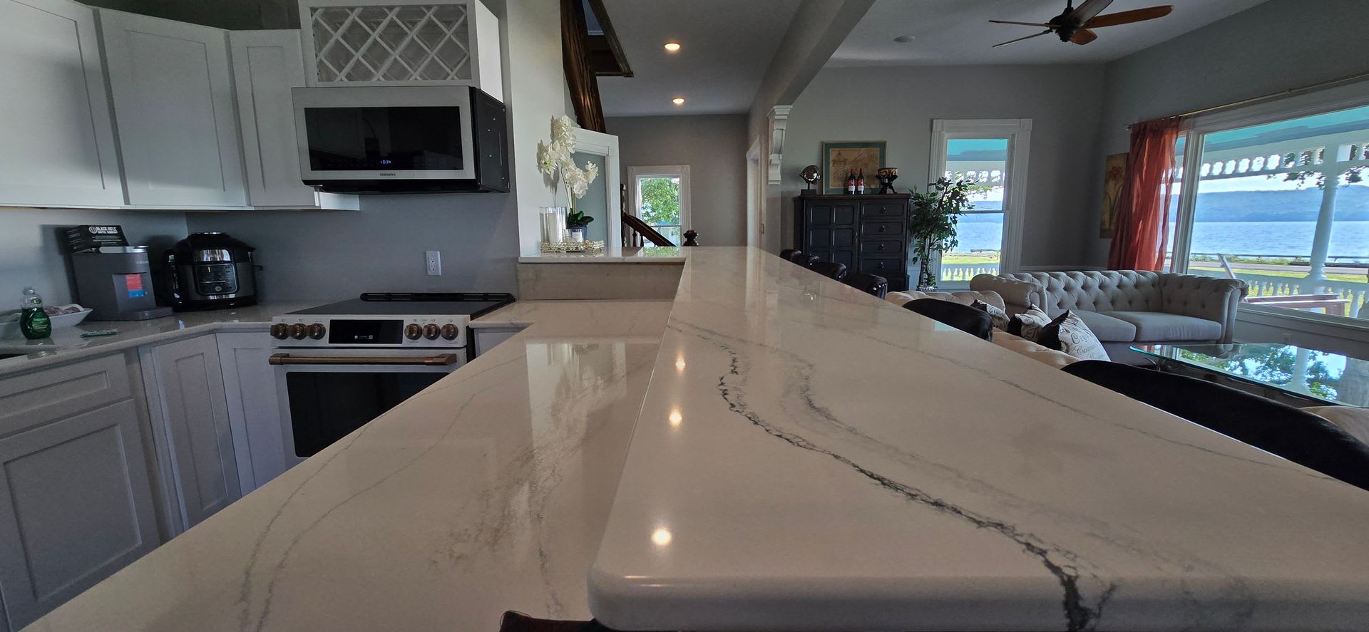 Beautiful Waterfront Chateau Short Term Retreat – photo 3