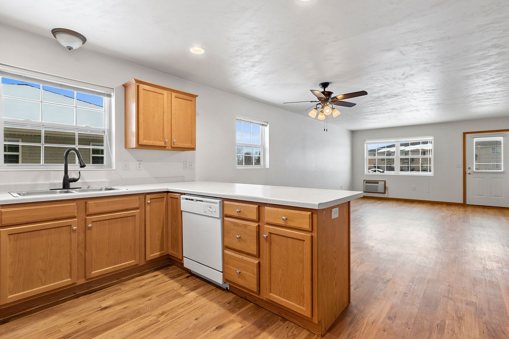 2 Bedroom 1 5 Bathroom Lower Private Entrance – photo 4