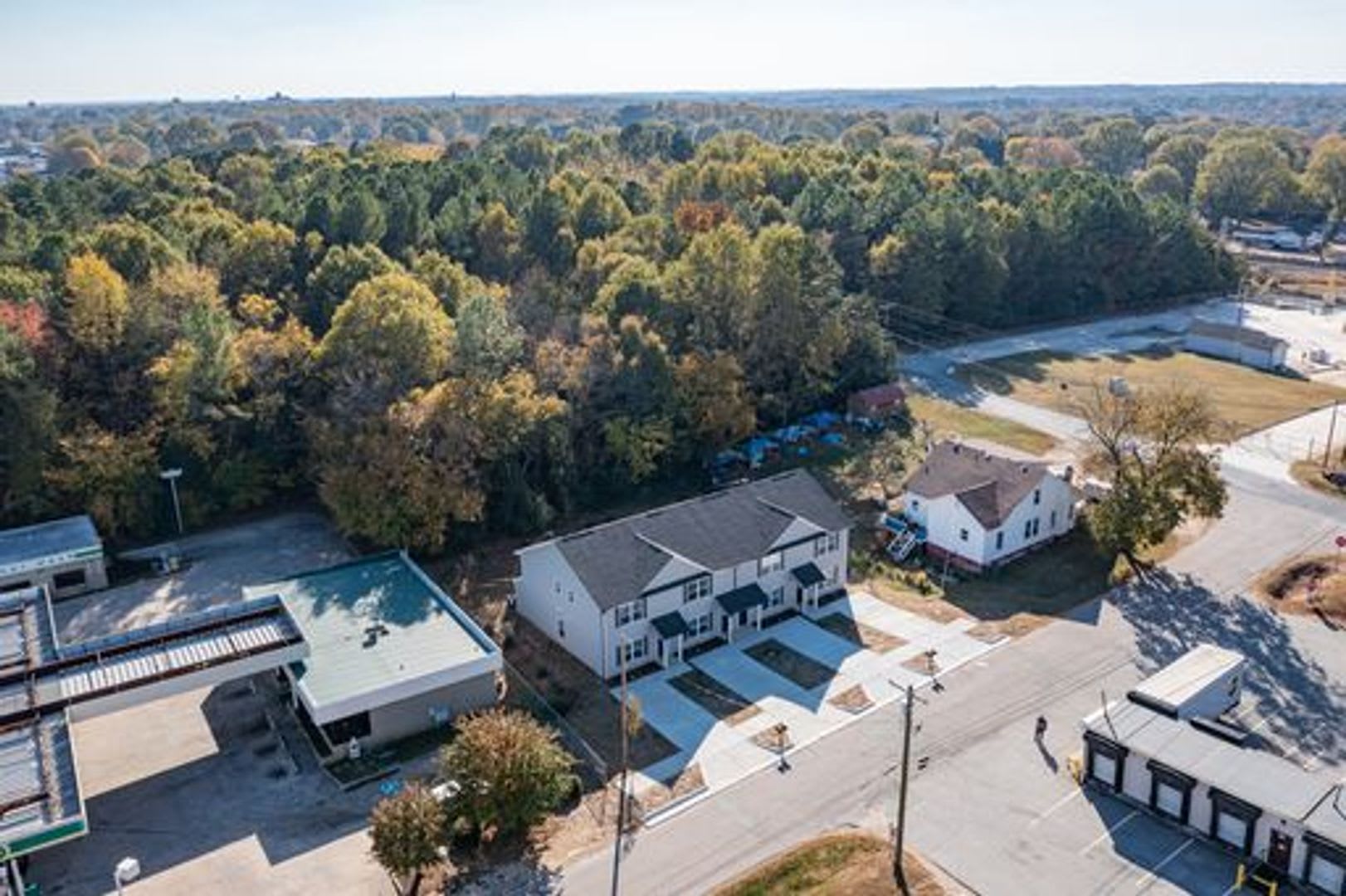 New Construction! 3 bed 2.5 bath townhome – photo 2