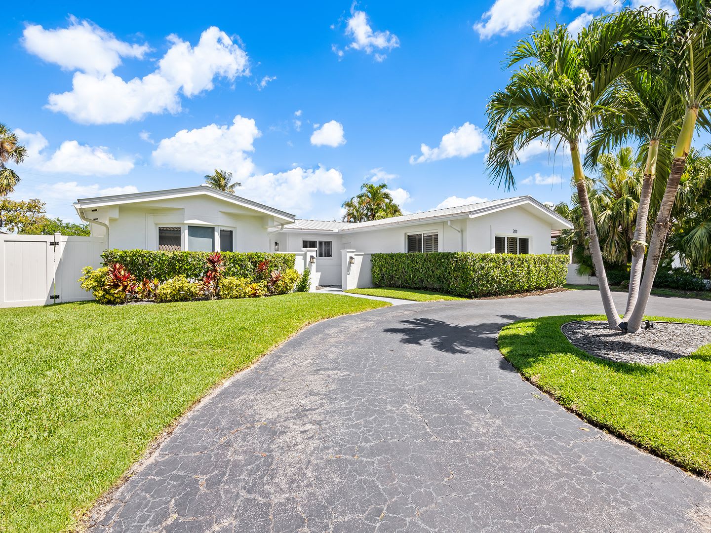 No Hoa Move In Today Coastal Elegance Awaits Stunning 5 Bedroom Home In Prime Fort Lauderdale Location – photo 4