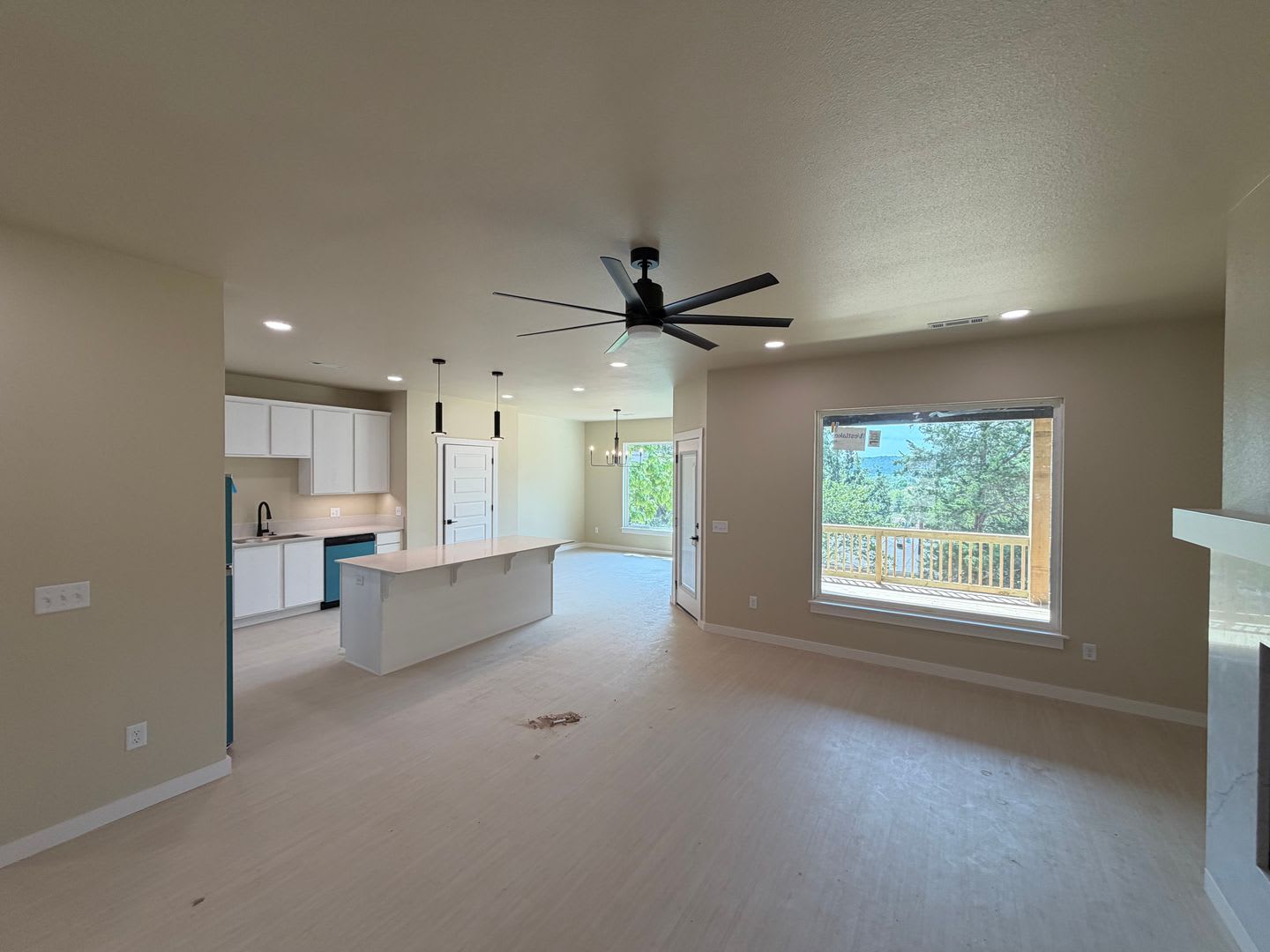 1/2 off first months rent if lease starts 9/1 – photo 3