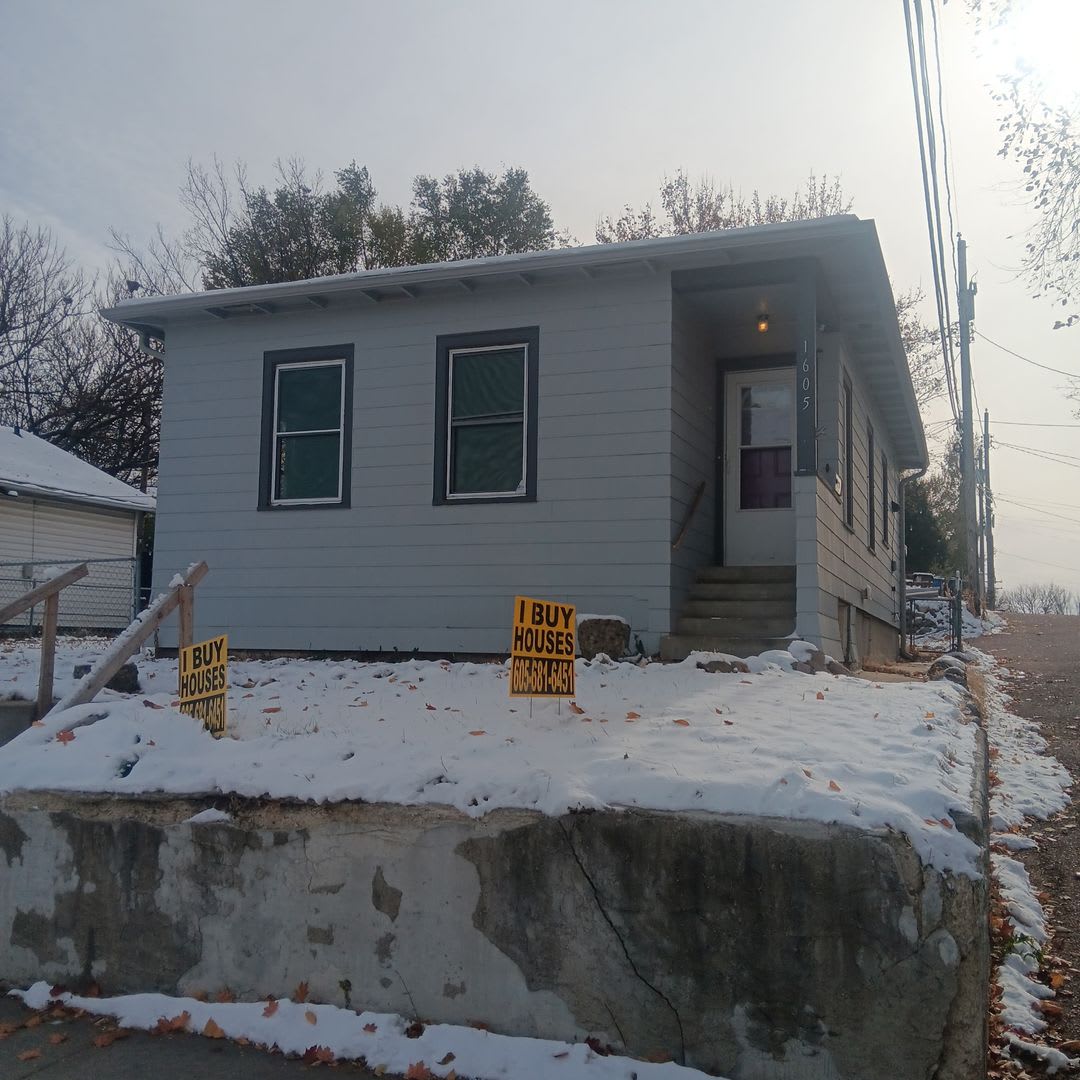 1605 W 10th St – photo 1