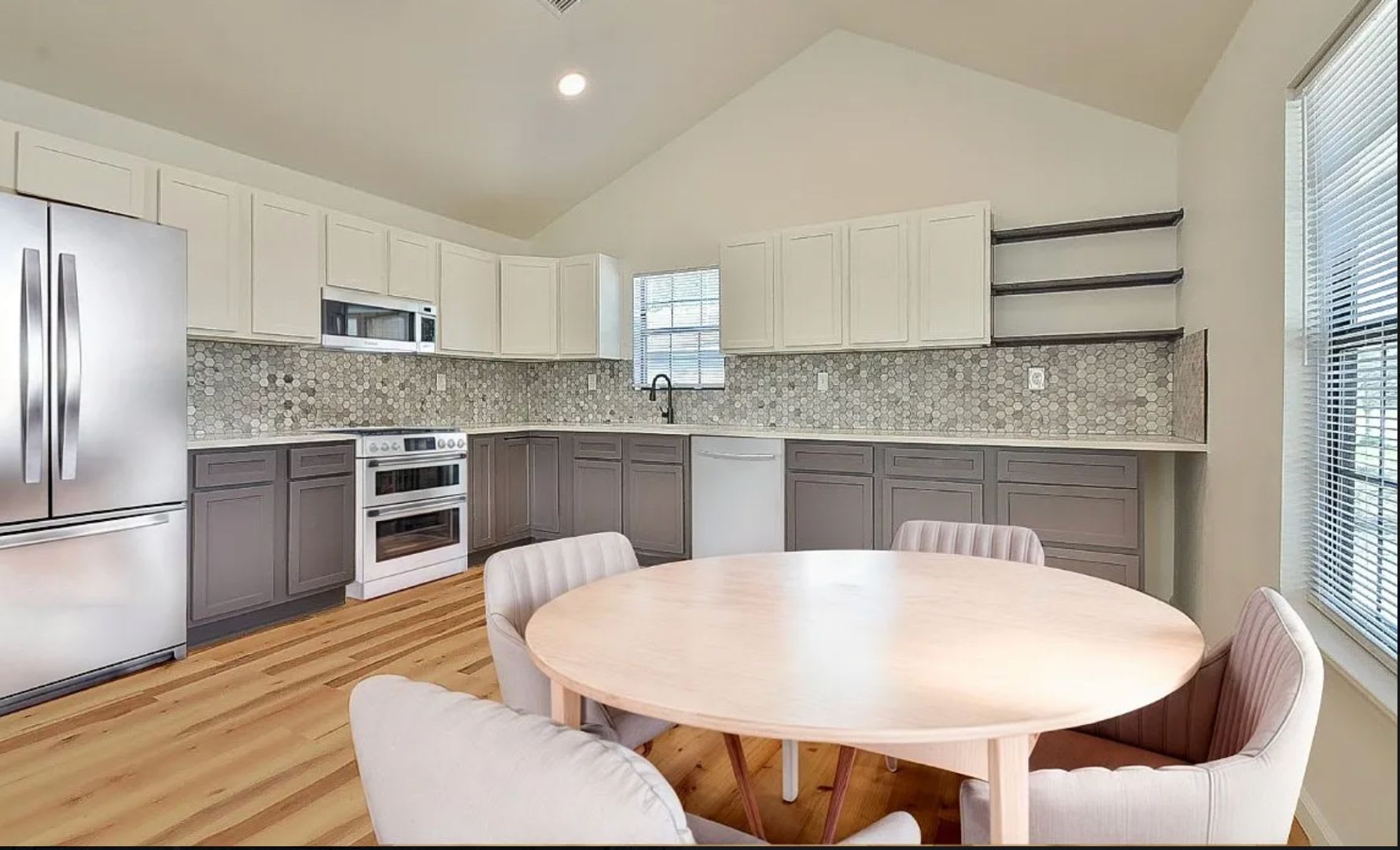 Charming Home In The Heart Of Bethany – photo 2