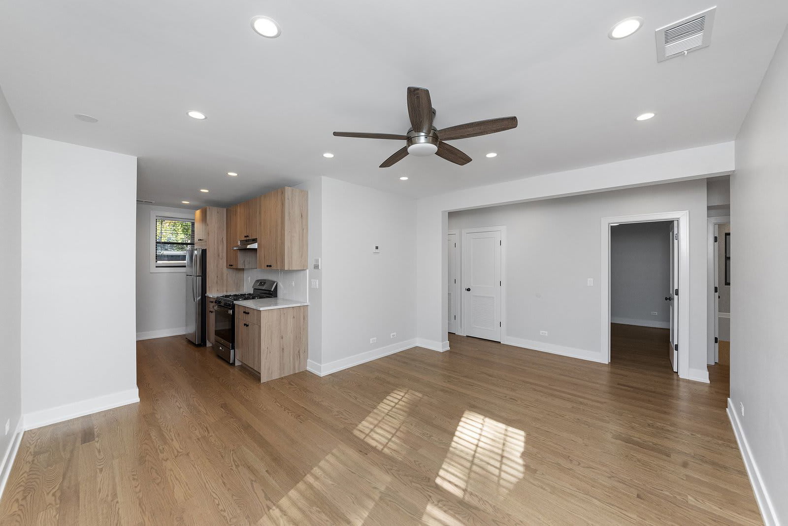 1910 West Winnemac Avenue – photo 2