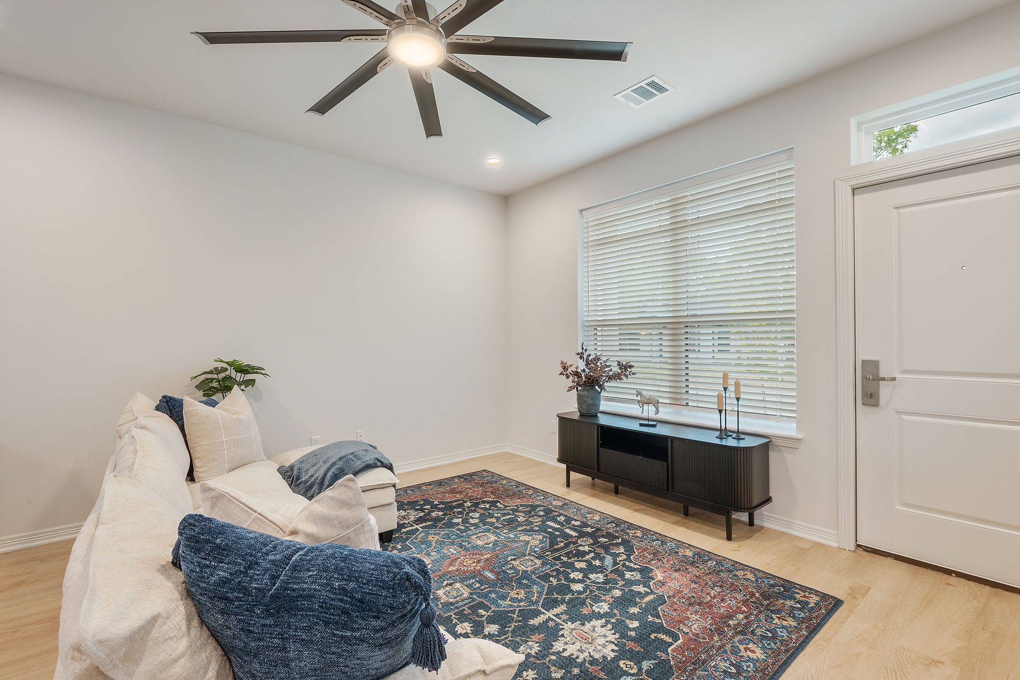208 Richards Street – photo 3