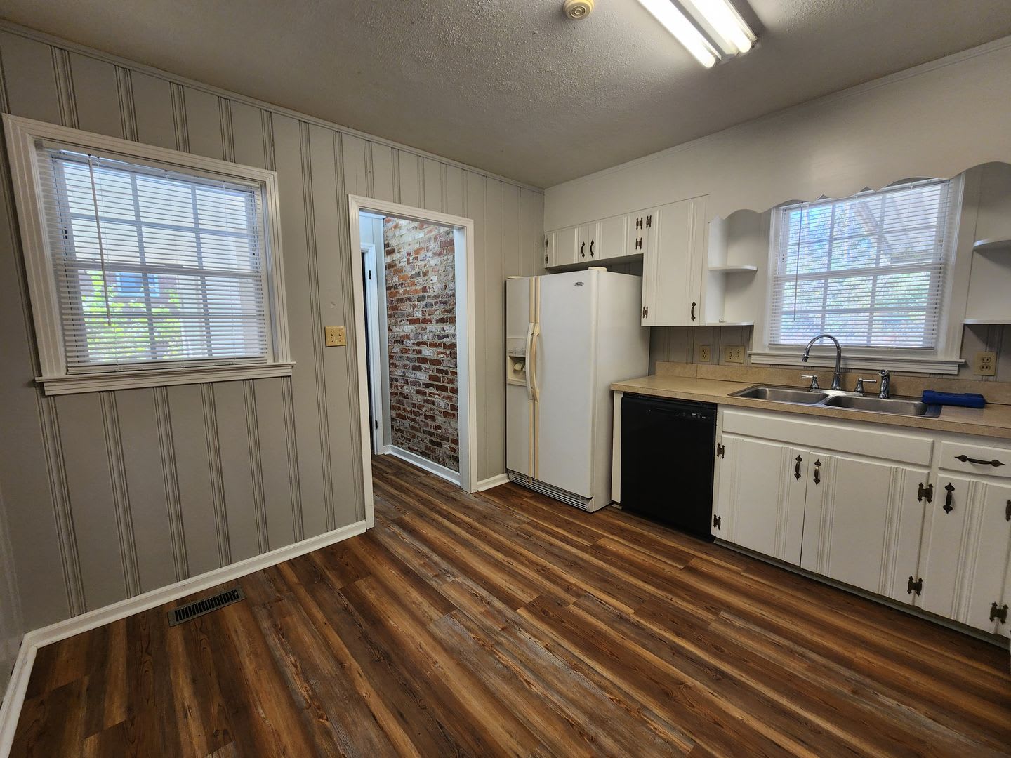 !!500!! Move-IN Discount Spacious 3-Bedroom Brick Home with Two Living Areas & Fenced Backyard! – photo 2