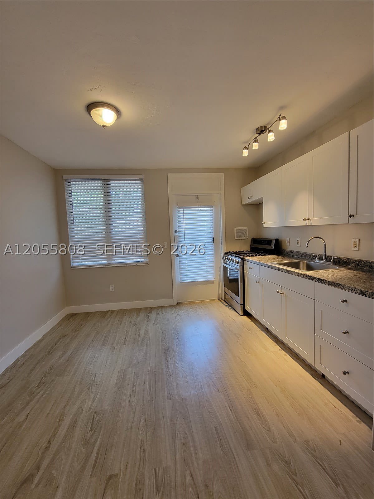 441 Collins Ave – photo 3
