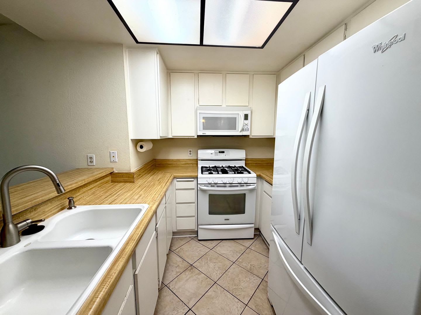 Great location! 2 bed 2 bath Simi Valley condo! – photo 5