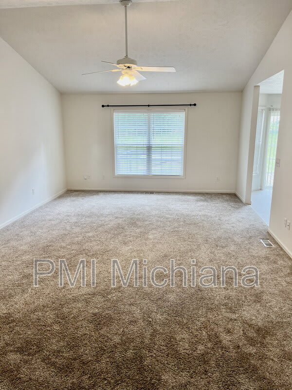 51880 Courtland Dr E – photo 2