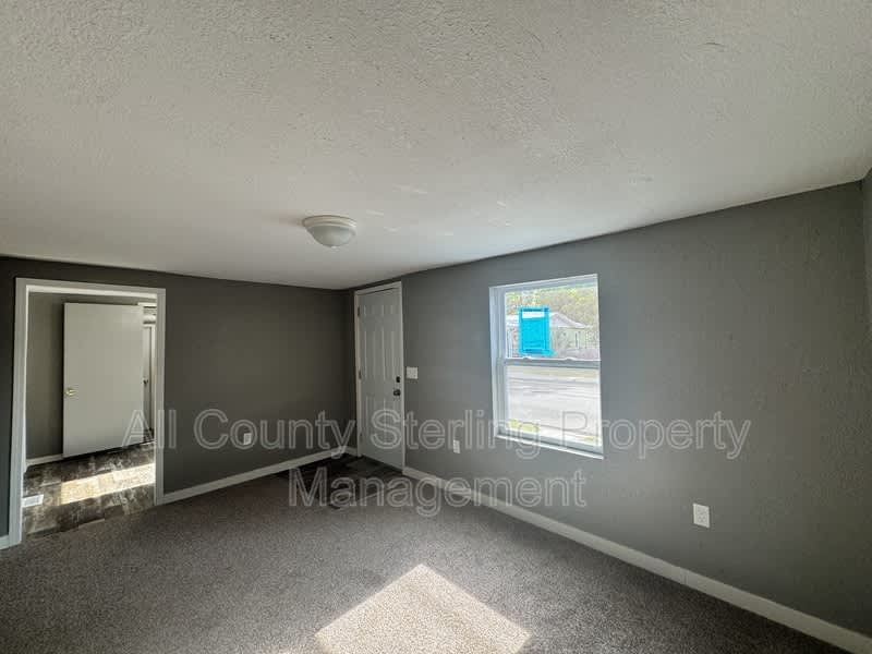 917 NE Aberdeen Ave – photo 2