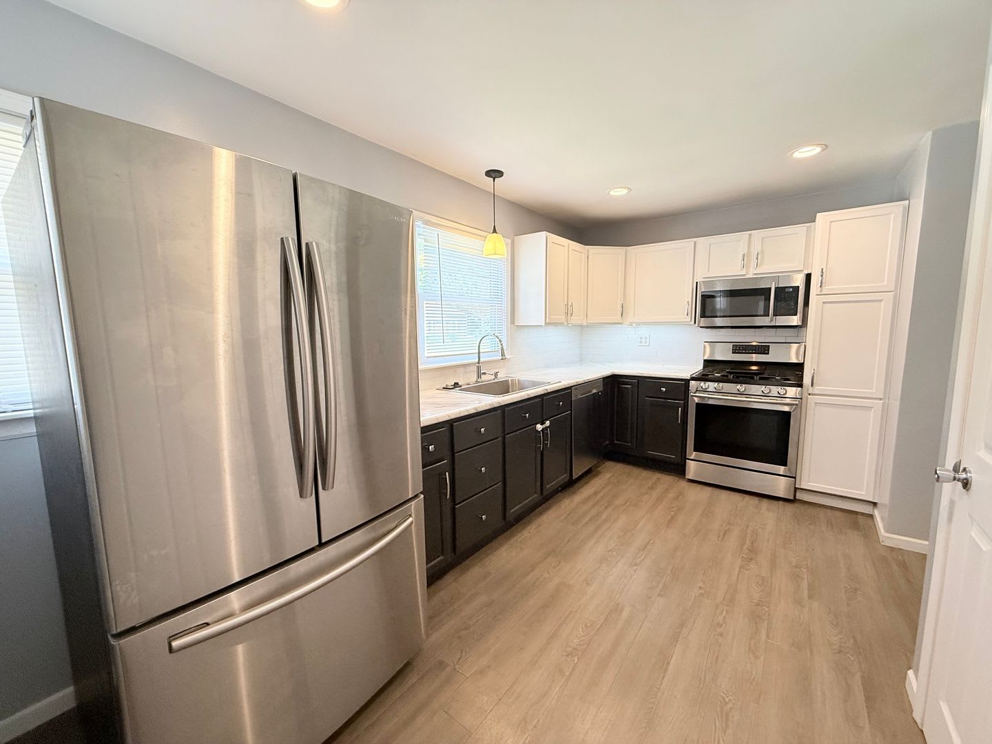 Charming 3 Bedroom Home in Quiet Normal Neighborhood – photo 3