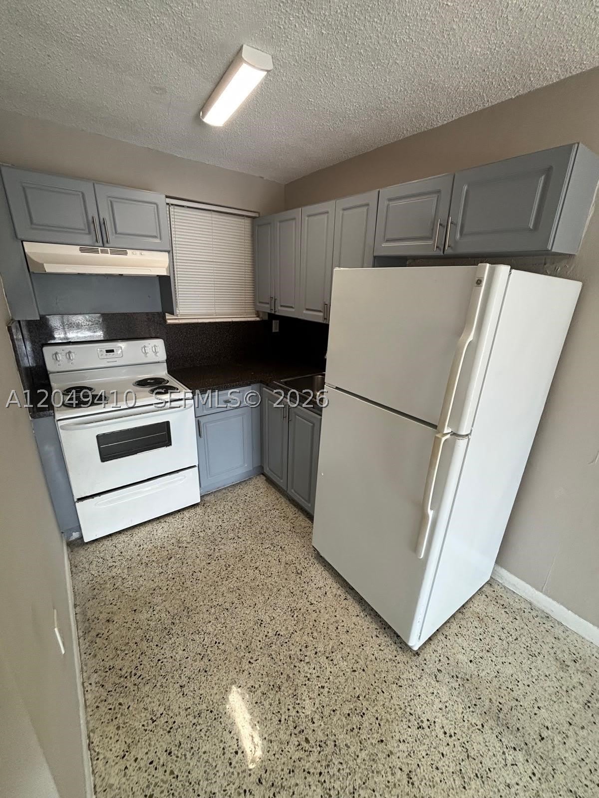 1047 SW 7th St – photo 4