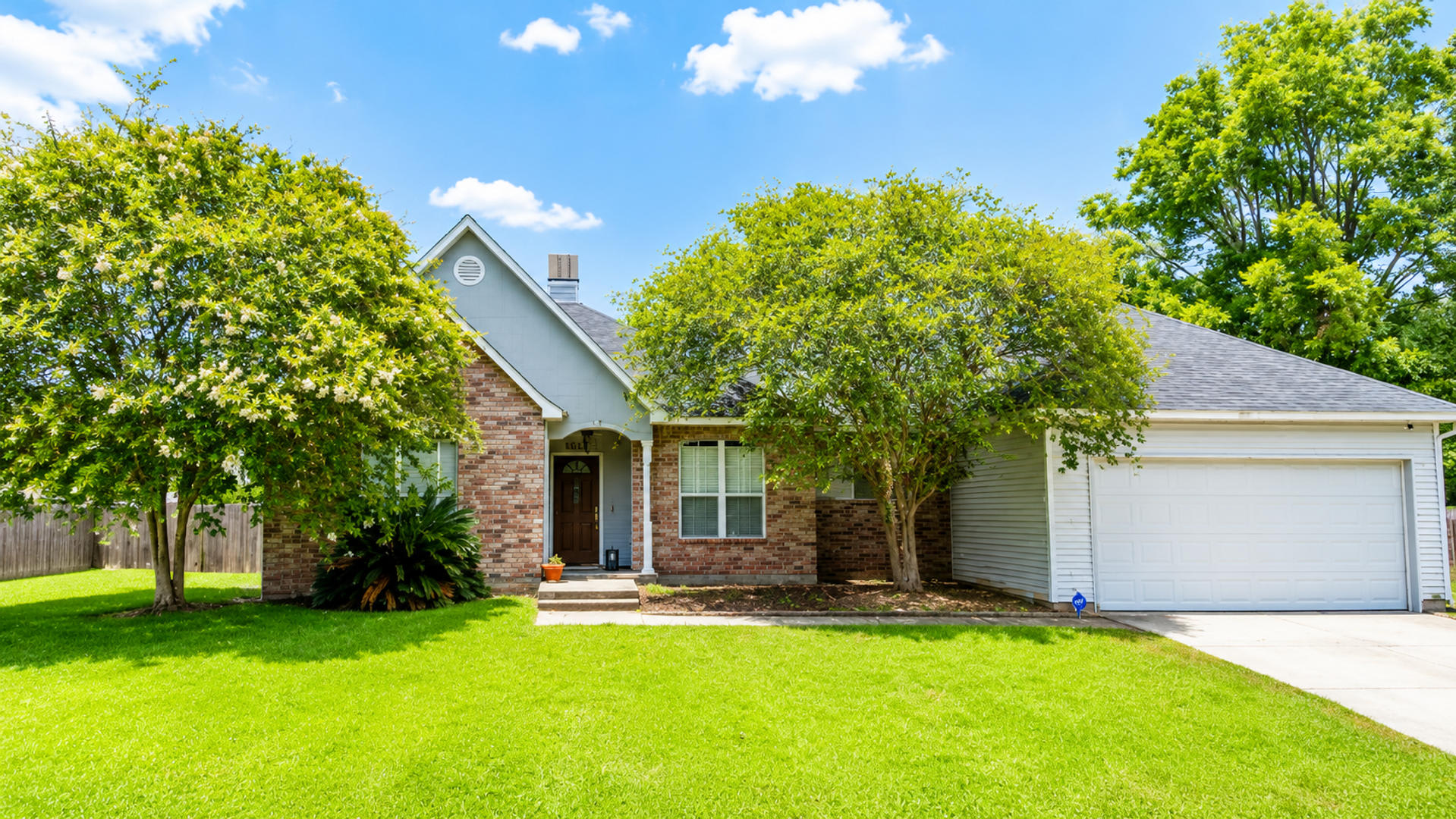 Spacious 3-Bedroom 2-Bathroom Brick Home – photo 1