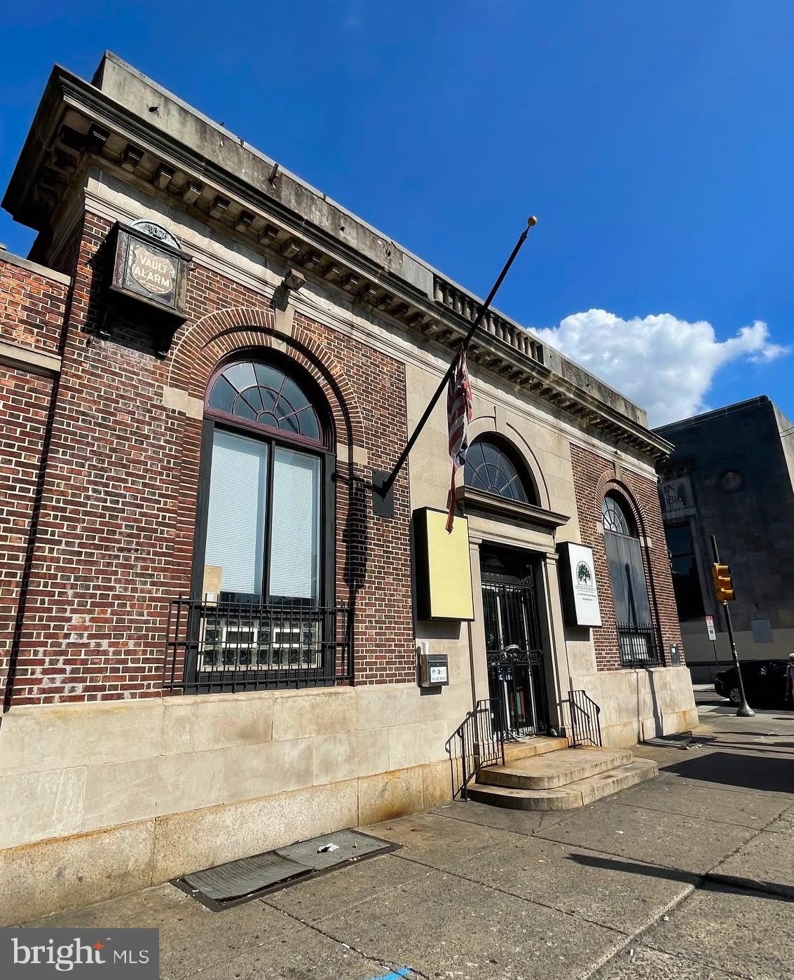 5001 N BROAD Street – photo 2